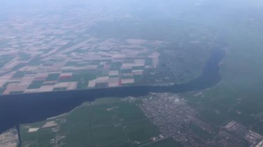 Amsterdam Schiphol Havaalanı 'ndan havalanacak ve Hollanda üzerinden uçacak.