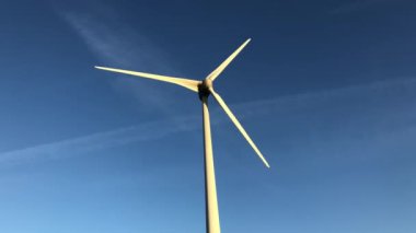 Hollanda, Eemshaven Groningen 'deki yel değirmeni.
