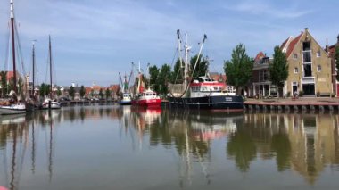 Harlingen, Friesland, Hollanda 'daki Zuiderhaven' da balıkçı tekneleri ve yelkenliler.