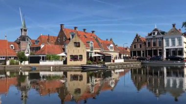 Eski Makkum, Friesland, Hollanda 'da bir kanalın yanındaki evler.