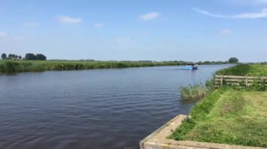Hollanda, Friesland 'daki Langweerder Vaart Kanalı' ndan geçen feribot.