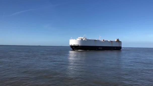 Wielki Statek Towarowy Wzburzonym Morzu Wokół Eemshaven Groningen Holandia — Wideo stockowe