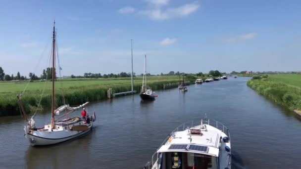 Barca Vela Verso Ponte Lago Langweerder Wielen Frisia Paesi Bassi — Video Stock