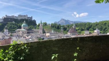 Avusturya, Salzburg 'daki Kapuzinerberg' de duvar boyunca yürüyorum.