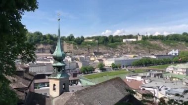 Avusturya, Salzburg 'daki St. Johannes am Imberg Kilisesi' ne doğru yürüyorum.