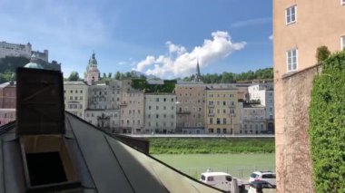 Salzburg, Avusturya 'da Salzach nehrinin yanındaki kapıdan geçerek.