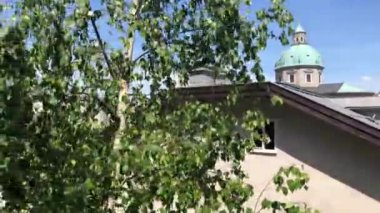 Avusturya 'nın eski Salzburg kasabasında yürüyorum.