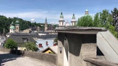 Eski Salzburg kasabasında Avusturya 'daki Salzburg Katedrali' ne doğru yürüyorum.