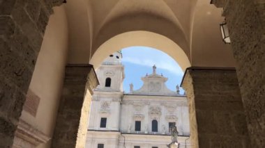 Avusturya, Salzburg 'daki Salzburg Katedrali' ne doğru yürüyorum.