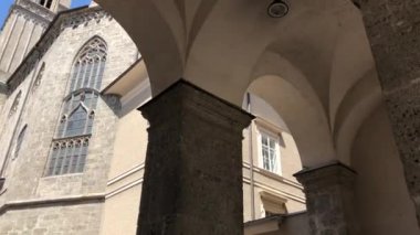 Avusturya, Salzburg 'daki Salzburg Katedrali' ne doğru yürüyorum.