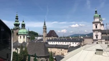 Avusturya, Salzburg 'daki Hohensalzburg Kalesi' nden gelen tren.