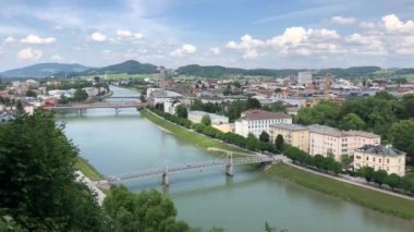 Salzburg, Avusturya 'da Salzach nehrinden geçen tren.