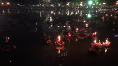 Benchasiri Park Bangkok Tayland 'da Loi Krathong sırasında uçan sepetler.