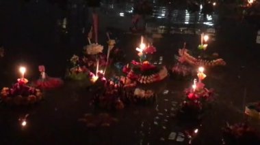 Benchasiri Park Bangkok Tayland 'da Loi Krathong sırasında uçan sepetler.