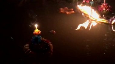 Benchasiri Park Bangkok Tayland 'da Loi Krathong sırasında göle yüzen bir sepet yerleştirmek.