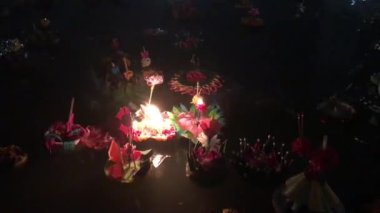 Benchasiri Park Bangkok Tayland 'da Loi Krathong sırasında uçan sepetler.