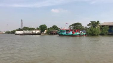 Bangkok Tayland 'da Chao Phraya Nehri' ni geçmek