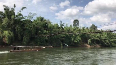 Bambu şamandıraları Kanchanaburi Tayland 'daki Kwai nehrinin akıntısını çekti.