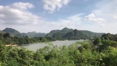 Kanchanaburi Tayland 'daki Kwai nehrinden geçen trenden görüntü.