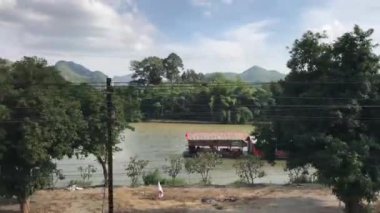Kanchanaburi Tayland 'daki Kwai nehrinden geçen trenden görüntü.