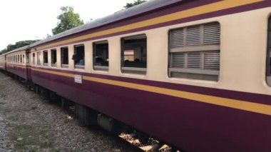 Tayland 'daki Luk Kae tren istasyonundan kalkan tren.