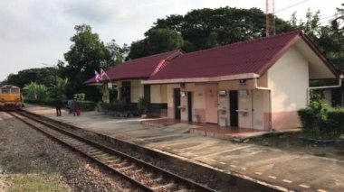 Tren Tayland 'daki Luk Kae tren istasyonuna varmak üzere.
