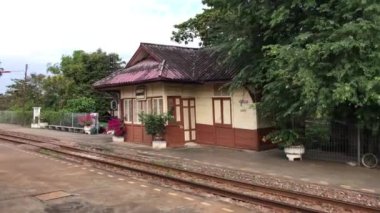 Tayland 'daki Khlong Maha Sawat tren istasyonundan ayrılıyor.