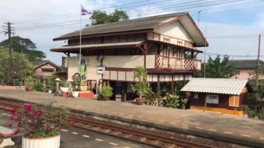 Tayland 'daki Nakhon Chai Si tren istasyonundan ayrılıyor.