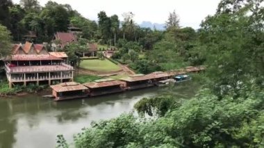 Lum Sum Kanchanaburi Tayland 'daki Tehlikeli Virajdan geçen Ölüm Demiryolu treninden görüntüler