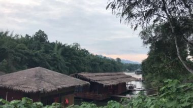 Tayland 'da Kwai Nehri üzerindeki Butik Raft Resort