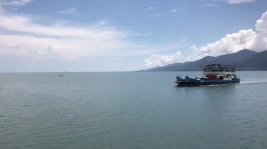 Koh Chang Tayland 'a giden bir feribotun yanından geçiyorum.