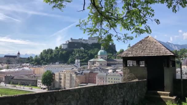 Pan Från Kapuzinerberg Utsikt Över Den Gamla Staden Salzburg Österrike — Stockvideo
