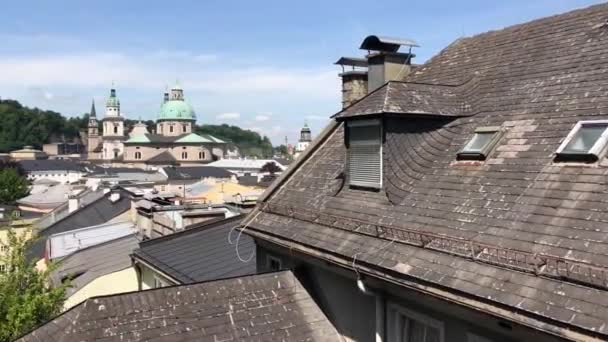 走过奥地利萨尔茨堡大教堂的萨尔茨堡老城 — 图库视频影像