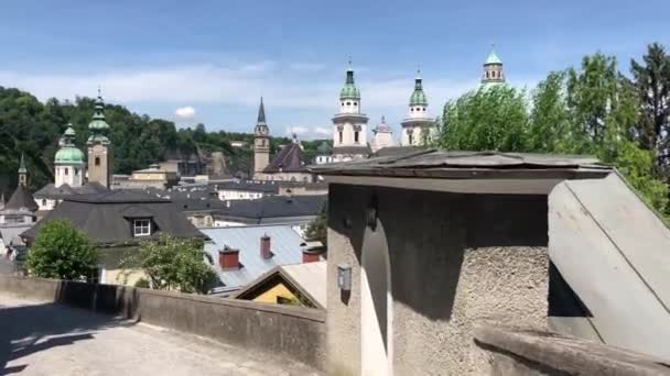 Eski Salzburg Kasabasında Avusturya Daki Salzburg Katedrali Doğru Yürüyorum — Stok video