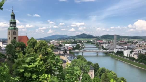 Τρένο Που Διέρχεται Πάνω Από Τον Ποταμό Salzach Στο Σάλτσμπουργκ — Αρχείο Βίντεο