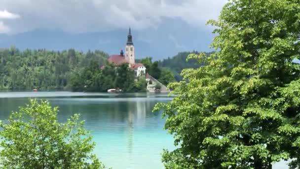 Bled Slovenya Daki Bled Adası Nda Maria Nın Varsayımı Kilisesi — Stok video