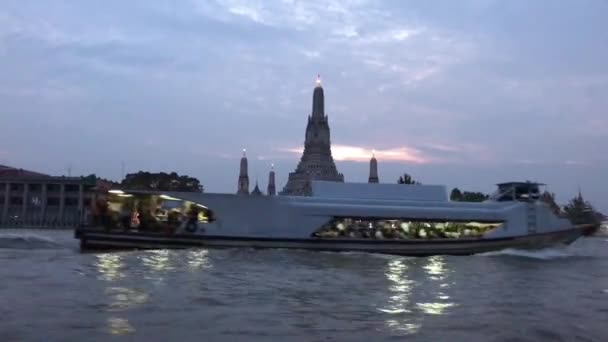 Passerar Wat Arun Ett Buddistiskt Tempel Bangkok Thailand — Stockvideo