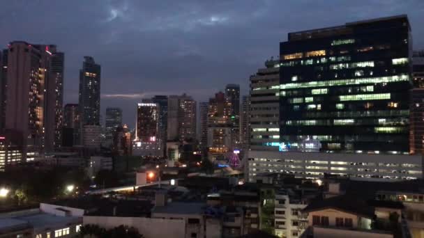 バンコクでの夕方によるBts列車の通過タイ — ストック動画