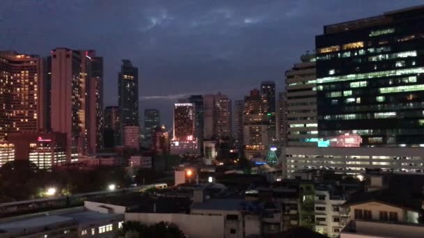 Tren Bts Que Pasa Por Noche Bangkok Tailandia — Vídeo de stock