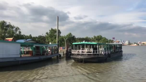 Ferry Verlaat Pier Steekt Chao Phraya Rivier Bangkok Thailand — Stockvideo