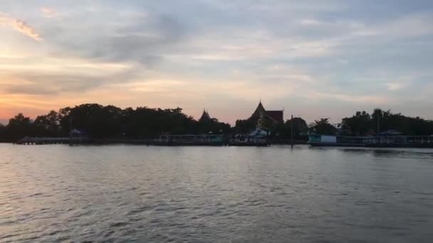 Het Oversteken Van Chao Phraya Rivier Tijdens Zonsondergang Bangkok Thailand — Stockvideo