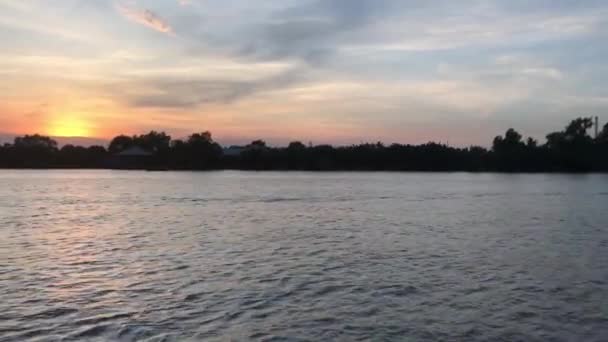 バンコクの日没時にチャオプラヤー川を渡るタイ — ストック動画