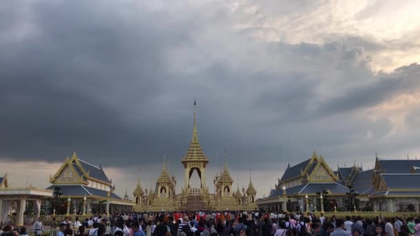 出席在泰国曼谷举行的已故国王普密蓬 阿杜德国王陛下皇家火葬场展览的人群 — 图库视频影像