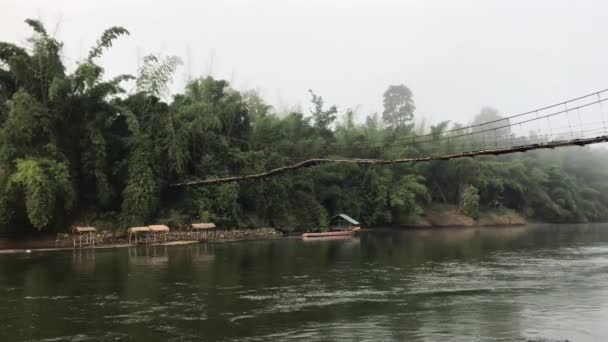 カンチャナブリタイの川の流れを引く竹の山車 — ストック動画