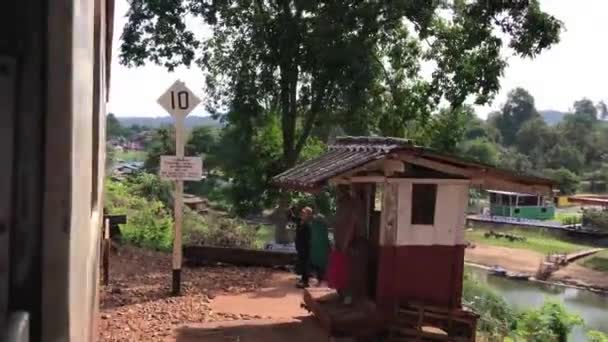 Вид Поезда Дорогу Смерти Проходящего Кривой Дангеруса Лум Сум Канчанаби — стоковое видео