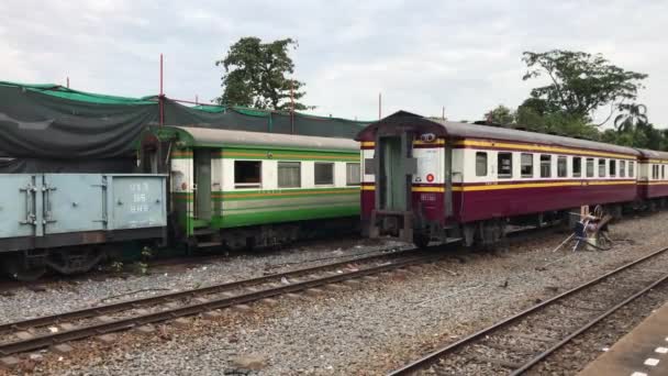 Trein Aankomt Thonburi Treinstation Bangkok Thailand — Stockvideo