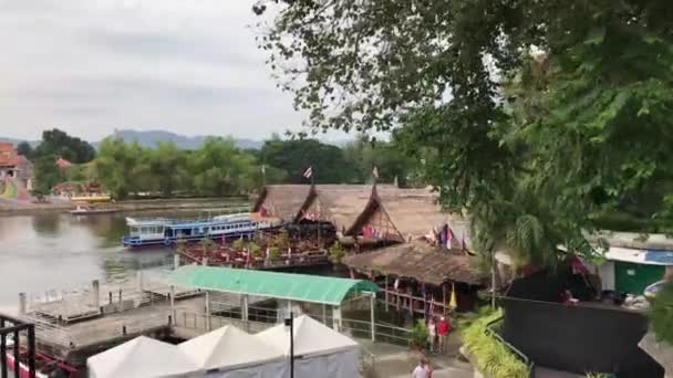 Atravessando Ponte Rio Kwai Kanchanaburi Tailândia — Vídeo de Stock