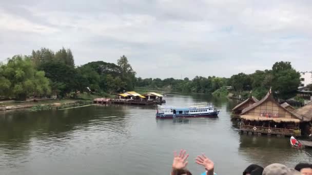 Überquerung Der Brücke Über Den Fluss Kwai Kanchanaburi Thailand — Stockvideo