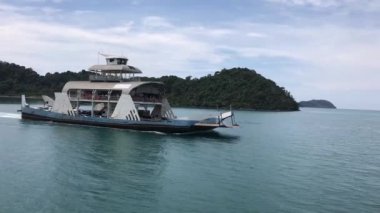 Koh Chang Tayland 'a giden bir feribotun yanından geçiyorum.