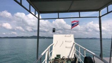 Tayland 'daki Koh Chang adasından gelen bir feribotta Tayland bayrağı.